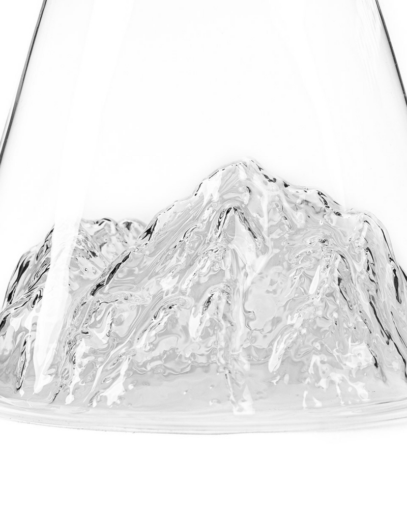 Carafe à eau Mont Blanc TOPOGRAPHIC de la marque Alaskan Maker, en verre 100% cristallin avec un motif topographique en 3D inspiré des reliefs du Mont Blanc. Élégante et durable, idéale pour servir de l'eau ou des boissons variées.

