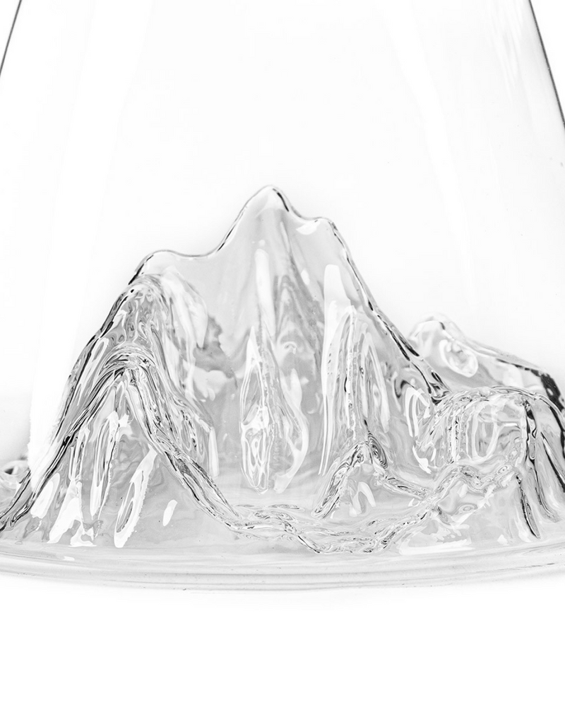 Carafe à eau Mont Everest Alaskan Maker en verre 100 % cristallin avec motif en 3D inspiré des reliefs du Mont Everest. Idéale pour servir des boissons avec élégance.

