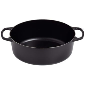 Cocotte en fonte ovale noir mat Le Creuset, idéale pour une cuisson homogène et savoureuse de plats mijotés.
