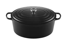 Cocotte en fonte ovale noir mat Le Creuset, idéale pour une cuisson homogène et savoureuse de plats mijotés.

