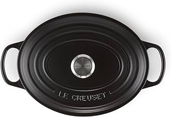 Cocotte en fonte ovale noir mat Le Creuset, idéale pour une cuisson homogène et savoureuse de plats mijotés.

