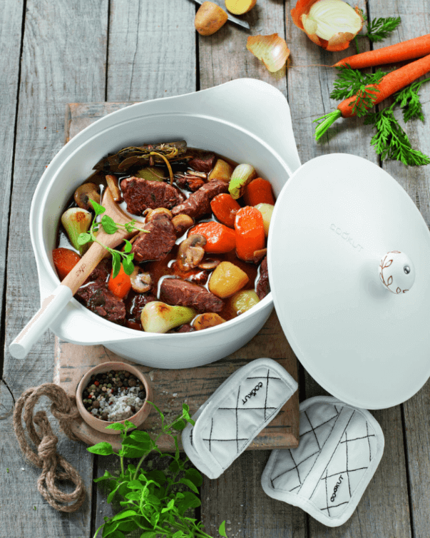 Cocotte 28 cm Cookut en fonte émaillée, idéale pour cuisiner de grands repas familiaux, sans produits chimiques et avec un design personnalisable.