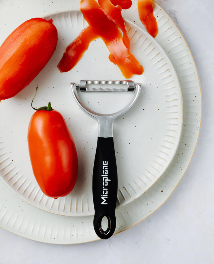 Éplucheur à lame dentelée Y Microplane avec lame en acier inoxydable, conçu pour peler fruits et légumes facilement et avec précision, ergonomique et confortable.