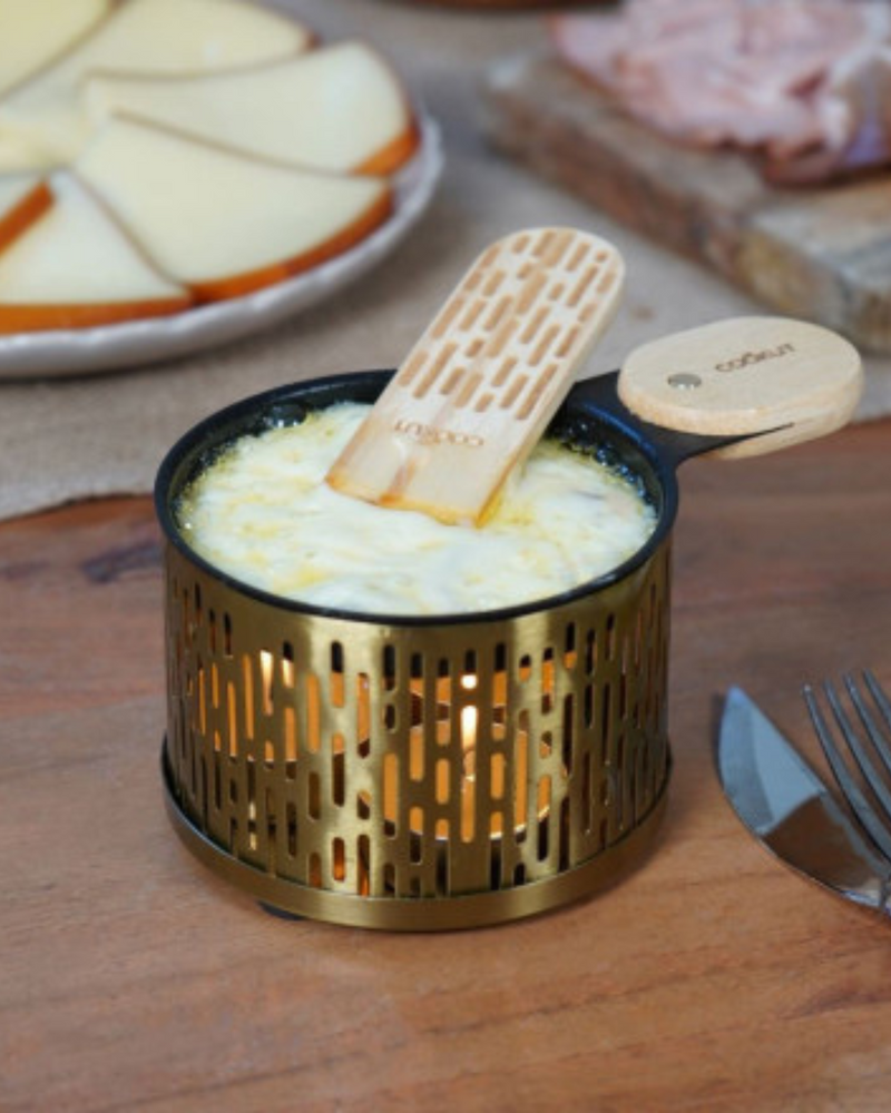 Raclettes individuelles pratiques et écologiques avec spatules en bois et bougies incluses.