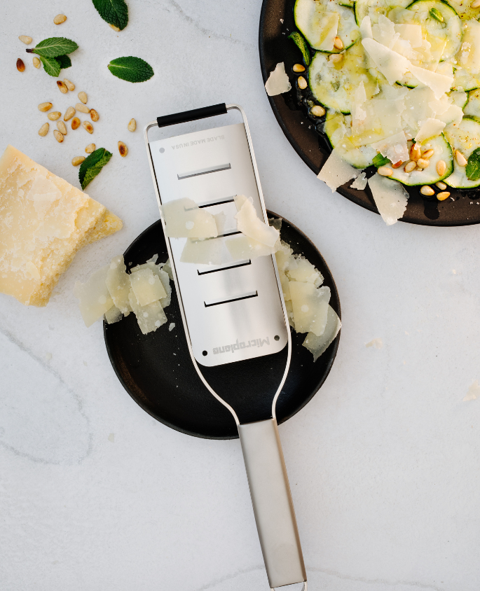 Râpe Coupe Large Microplane Professional, idéale pour râper rapidement fruits, légumes et fromages grâce à sa lame en acier inoxydable ultra-affûtée. Un ustensile de cuisine performant pour les chefs professionnels et amateurs.

