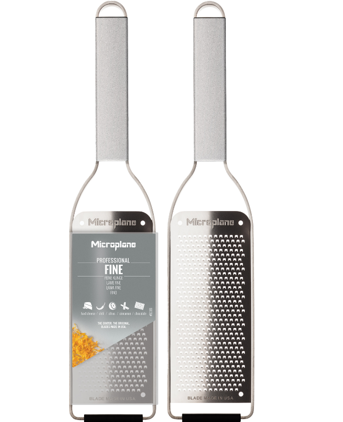 Râpe Fine Microplane Professional en acier inoxydable, idéale pour zester des agrumes et râper chocolat et fromage avec précision. Ustensile de cuisine essentiel pour chefs professionnels et amateurs.