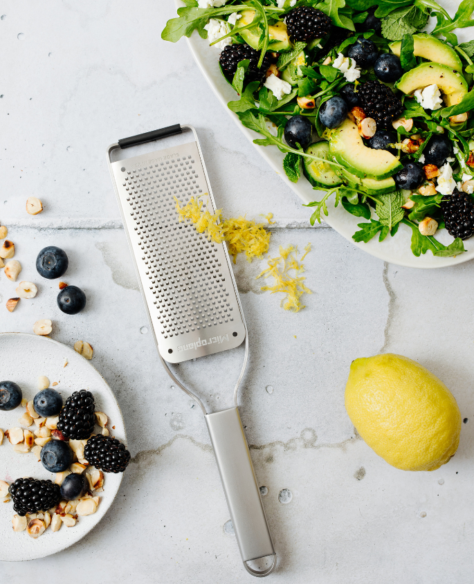 Râpe Fine Microplane Professional en acier inoxydable, idéale pour zester des agrumes et râper chocolat et fromage avec précision. Ustensile de cuisine essentiel pour chefs professionnels et amateurs.