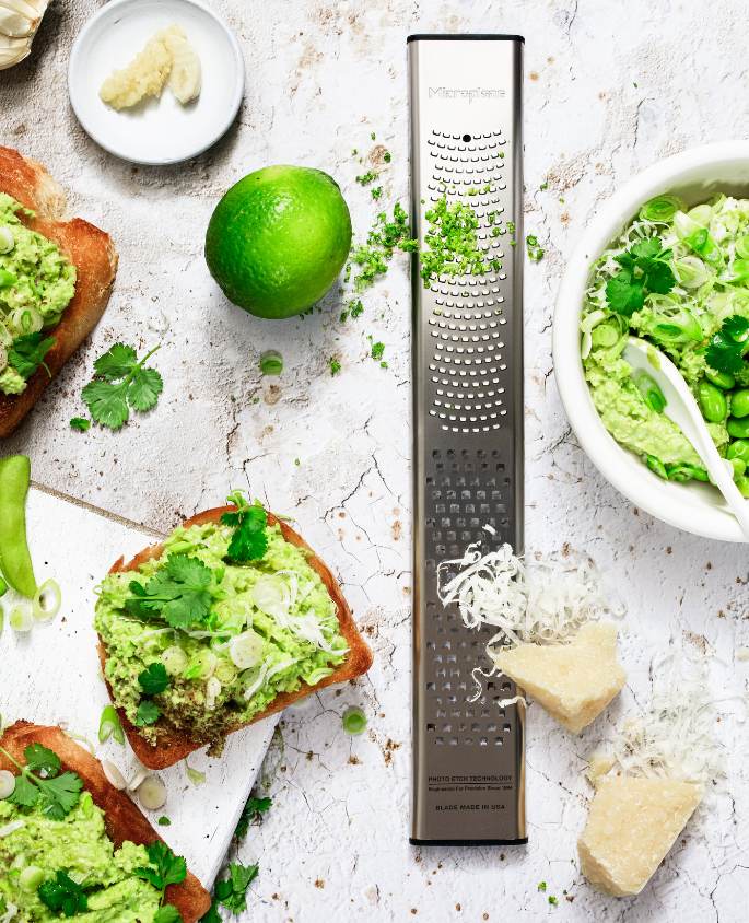 Râpe à Lame Double Microplane, idéale pour zester des agrumes et râper des fromages et légumes avec précision. Conception en acier inoxydable pour une durabilité optimale.