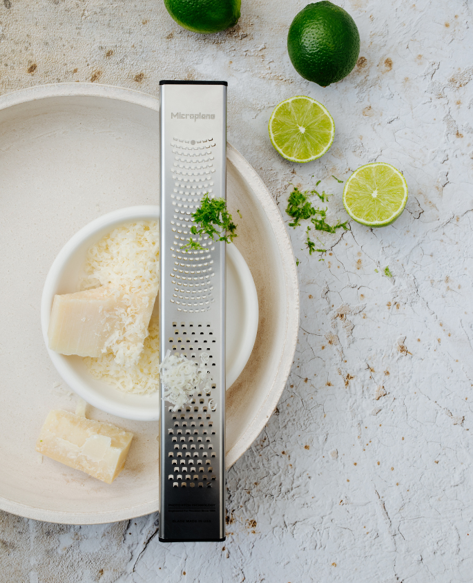 Râpe à Lame Double Microplane, idéale pour zester des agrumes et râper des fromages et légumes avec précision. Conception en acier inoxydable pour une durabilité optimale.