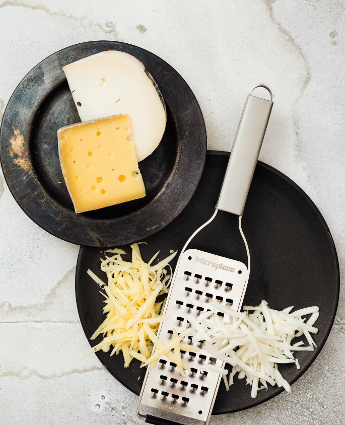 Râpe Très Gros Grains Microplane Professional, idéale pour râper rapidement des fromages, légumes et fruits en gros morceaux grâce à sa lame en acier inoxydable de haute qualité. Un outil essentiel pour les chefs amateurs et professionnels.