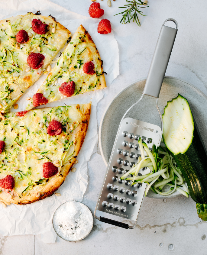 Râpe Très Gros Grains Microplane Professional, idéale pour râper rapidement des fromages, légumes et fruits en gros morceaux grâce à sa lame en acier inoxydable de haute qualité. Un outil essentiel pour les chefs amateurs et professionnels.