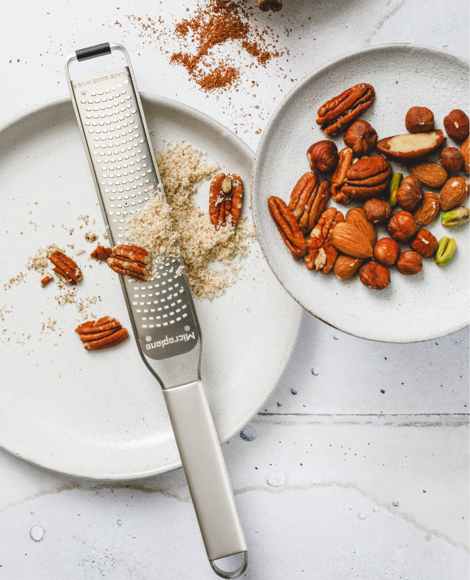 Râpe Zesteur Microplane Professional, conçue en acier inoxydable, idéale pour zester agrumes et râper fromage et légumes avec précision. Outil essentiel pour les chefs et les passionnés de cuisine.