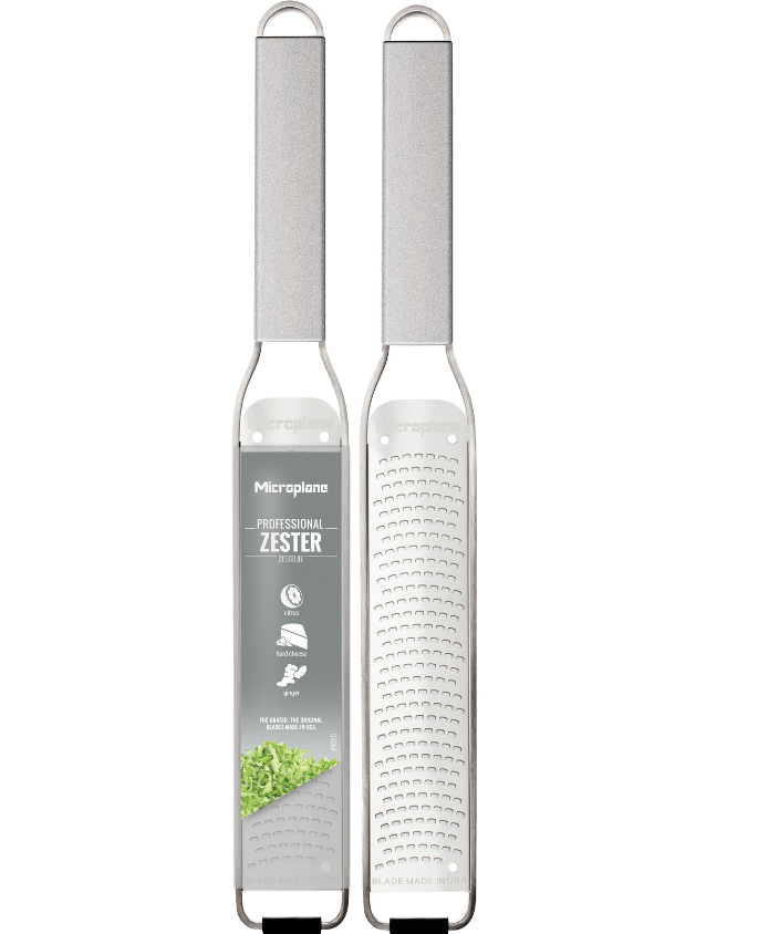 Râpe Zesteur Microplane Professional, conçue en acier inoxydable, idéale pour zester agrumes et râper fromage et légumes avec précision. Outil essentiel pour les chefs et les passionnés de cuisine.