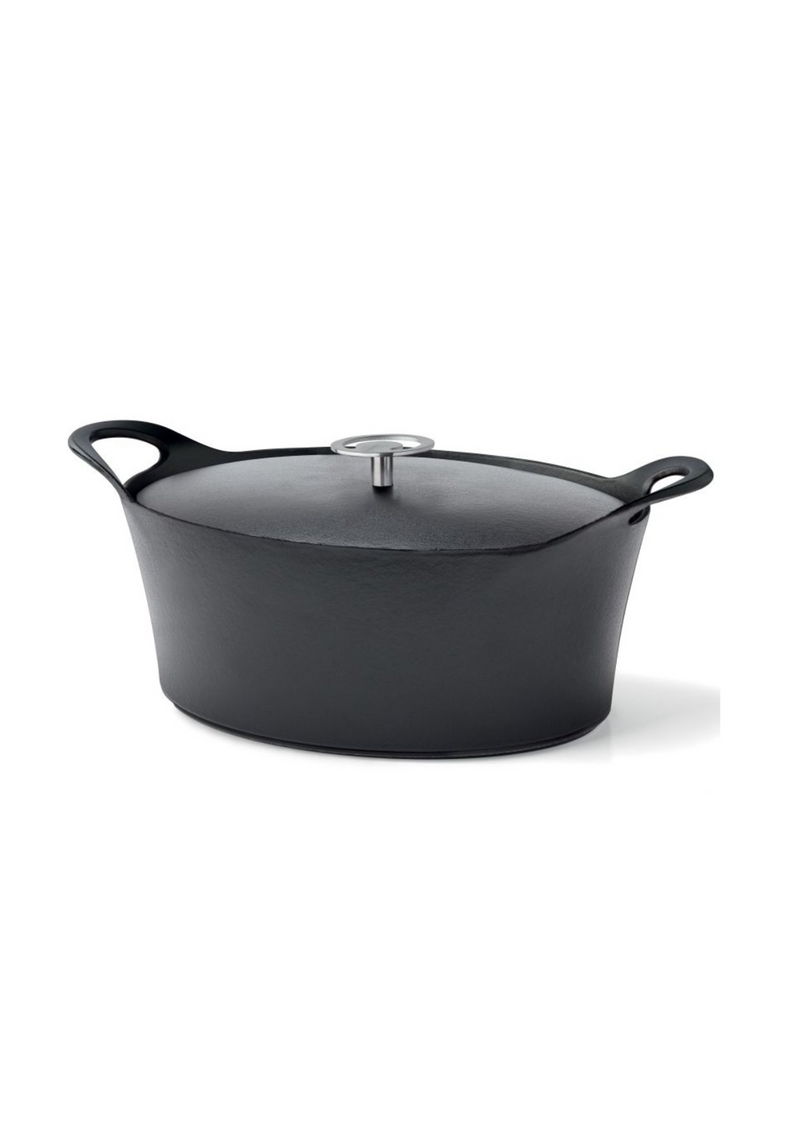 Cocotte ovale noire de 29 cm compatible four et induction, photographiée de profil. 